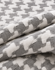 Detalhe do padrão geométrico jacquard da Colcha BellaTonka — BellaGoma
