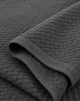 Detalhe do padrão jacquard da Colcha BellaLazio cinza