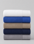 Toalhas Linha Juliet dobradas em azul, branco e azul-marinho