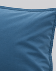Pormenor do tecido da fronha Stone azul em percale 100% algodão.