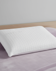 Almofada Blocos Visco BellaGoma sobre cama em ambiente de descanso