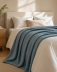 Colcha BellaCorfu azul sobre cama em ambiente luminoso — BellaGoma