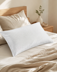 Almofada de flocos de viscoelástico em ambiente de quarto minimalista com roupa de cama branca e eucalipto decorativo