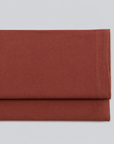 Lençol de cima Stone cor de tijolo em percale 100% algodão, dobrado com a bainha superior visível.