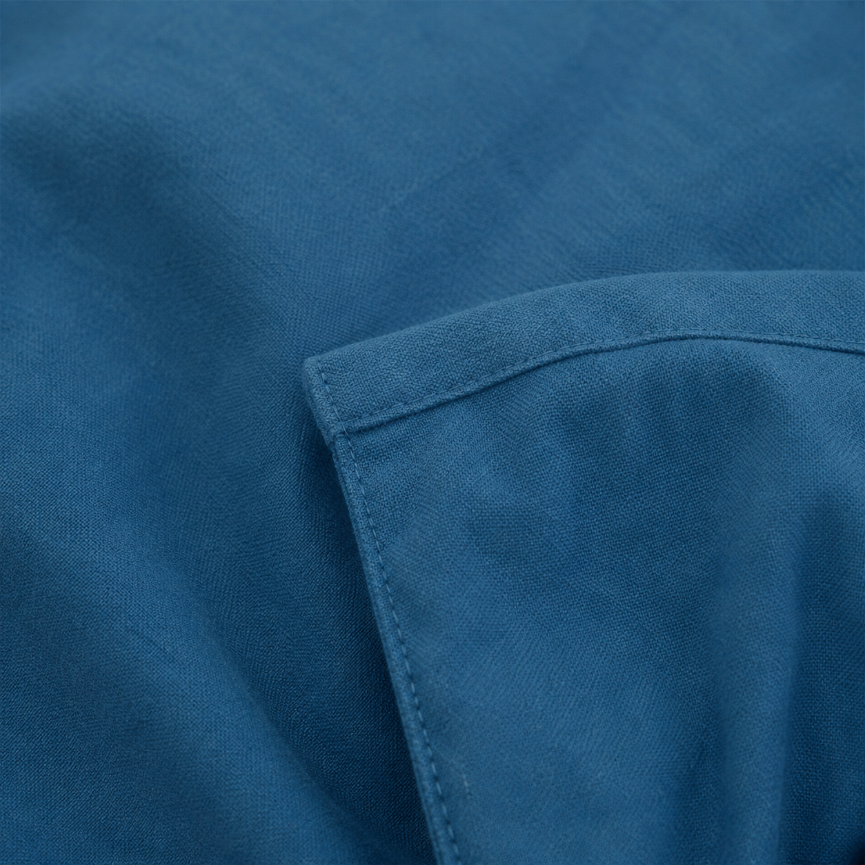 Detalhe da costura e textura da flanela chambray 100% algodão da Capa de edredão Charming cor Azul — BellaGoma
