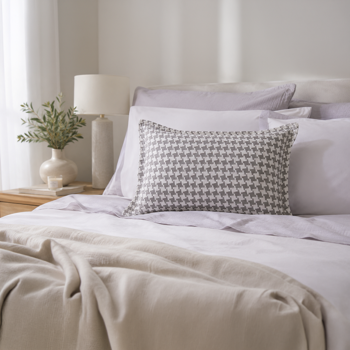 Fronhas BellaTonka sobre cama em ambiente contemporâneo
