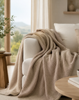 Colcha BellaClove bege num ambiente de quarto acolhedor