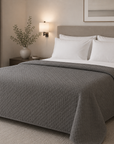 Colcha BellaLazio em Algodão Jacquard — Um Quarto Elegante