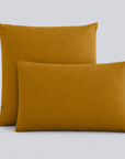Fronhas Charming em Ocre sobrepostas sobre fundo cinzento