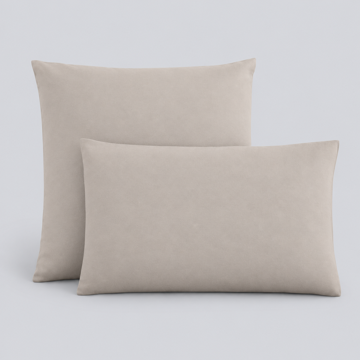 Fronhas Charming em Linho sobrepostas sobre fundo cinzento