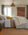 Detalhe da Linha Stone BellaGoma numa cama em tons naturais