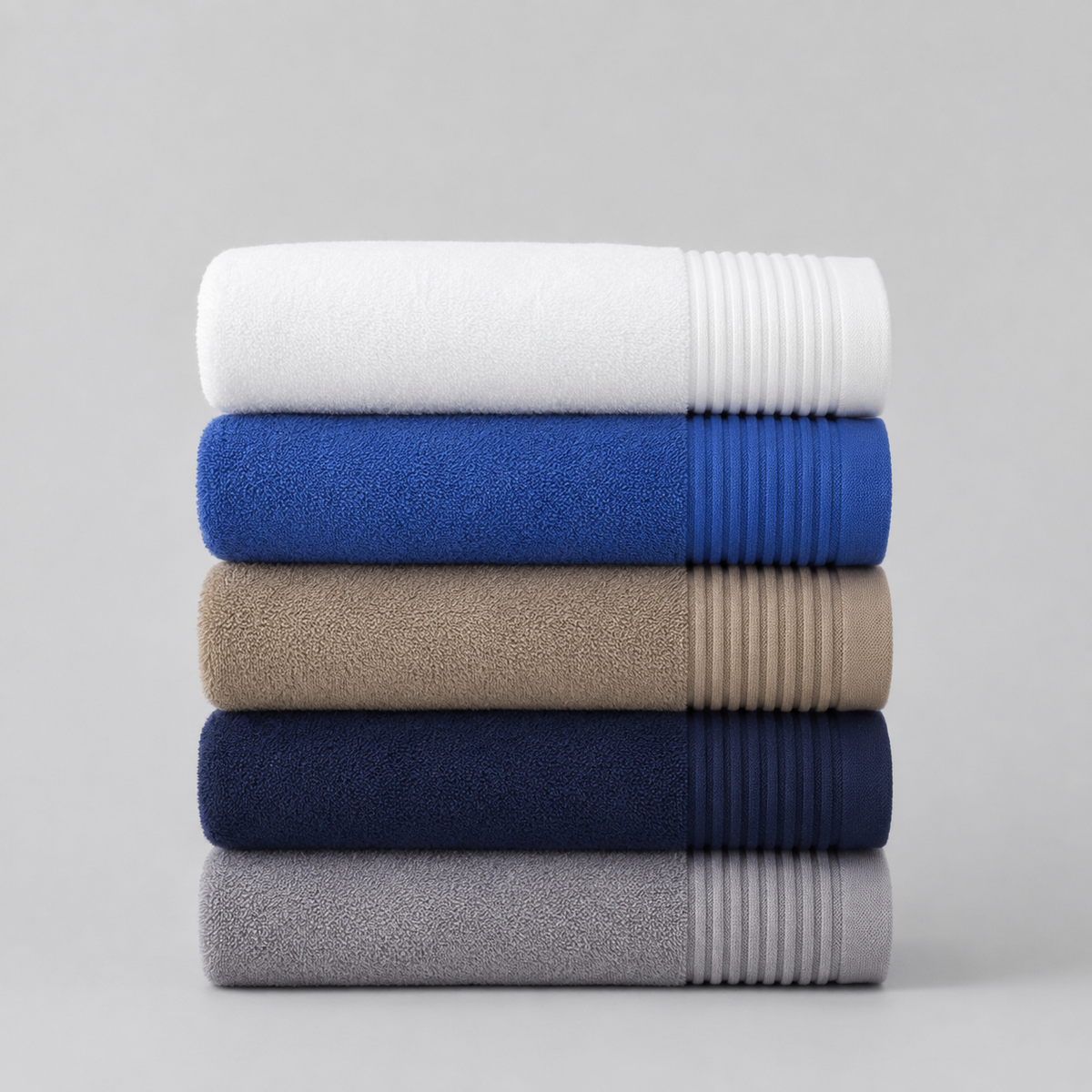 Toalhas Linha Juliet dobradas em azul, branco e azul-marinho