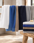 Toalhas Linha Juliet em tons de azul expostas num ambiente de banho