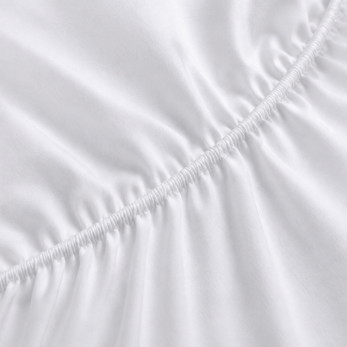 Detalhe do tecido cetim e do elástico do Lençol Ajustável BellaLux branco