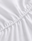 Detalhe do tecido cetim e do elástico do Lençol Ajustável BellaLux branco