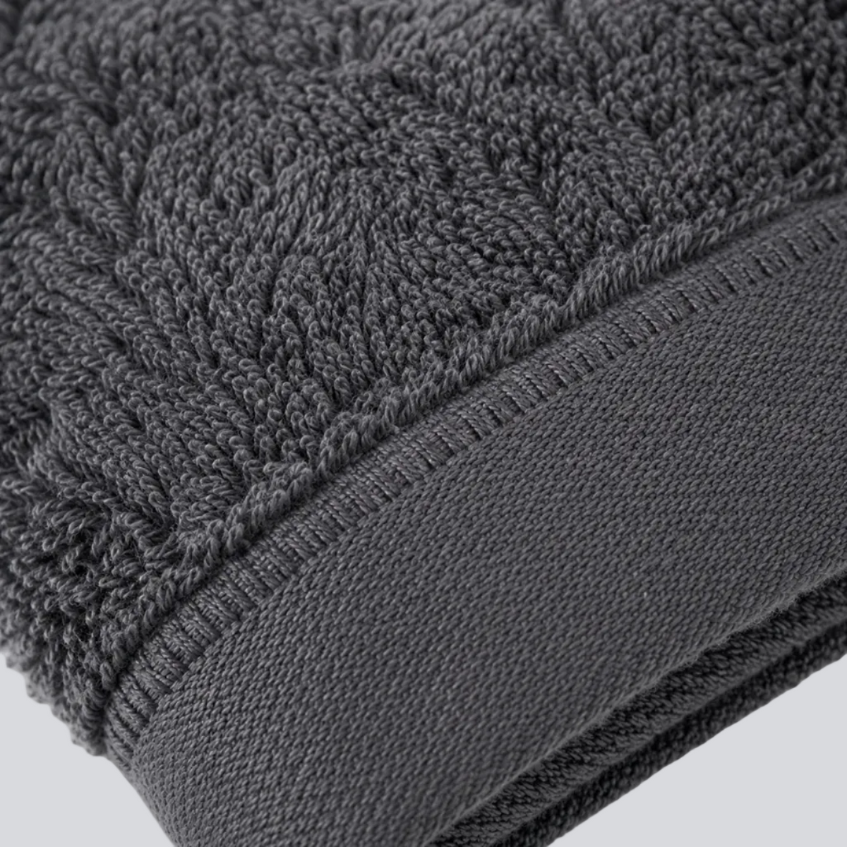 Detalhe da textura e acabamento das Toalhas BellaOcean antracite