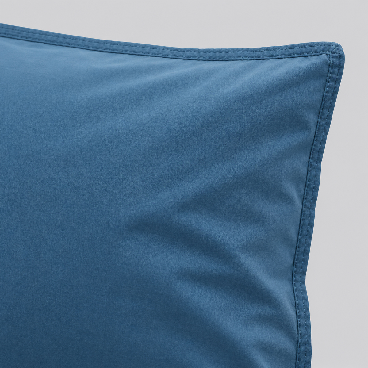 Pormenor do tecido da fronha Stone azul em percale 100% algodão.