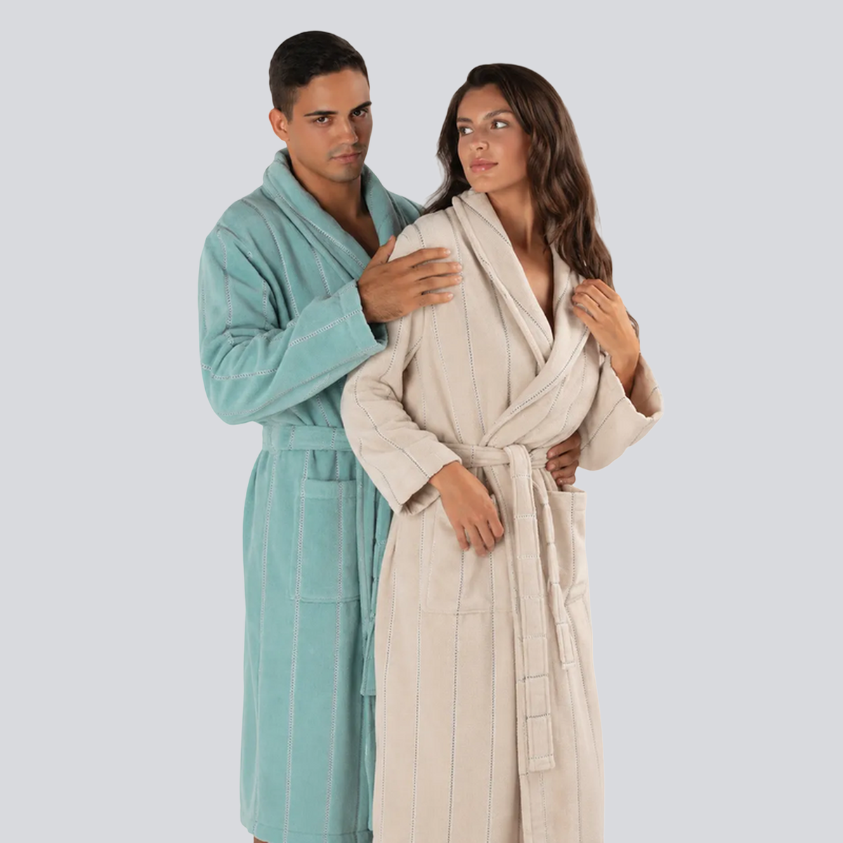 Casal usa Roupão Gola Charm BellaGoma em algodão em fundo cinza