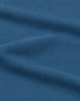 Pormenor do tecido azul do lençol ajustável Stone em percale 100% algodão.