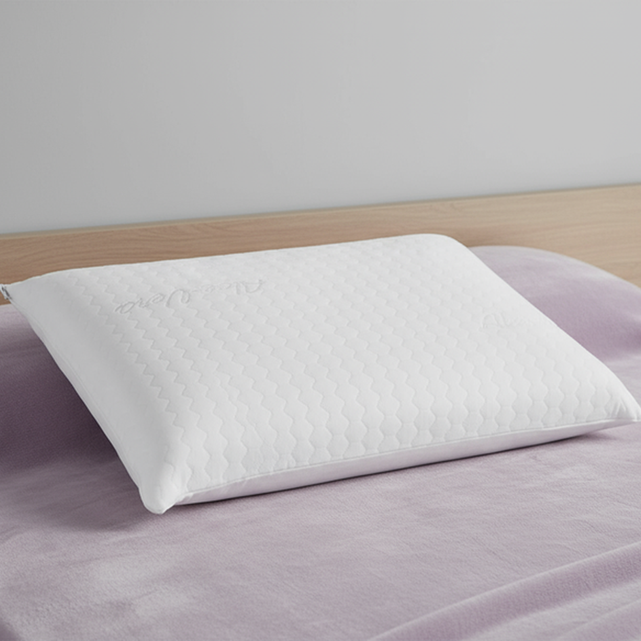 Almofada Blocos Visco BellaGoma sobre cama em ambiente de descanso