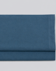 Lençol de cima Stone azul em percale 100% algodão, dobrado com a bainha superior visível.