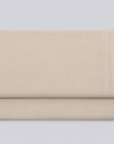 Lençol de cima Stone bege em percale 100% algodão, dobrado com a bainha superior visível.