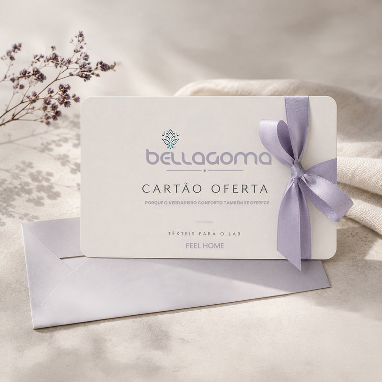 Cartão Oferta BellaGoma com envelope e laço em ambiente elegante — BellaGoma