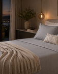 Linha Charming BellaGoma em cinzento - lençóis e fronhas em cama lifestyle