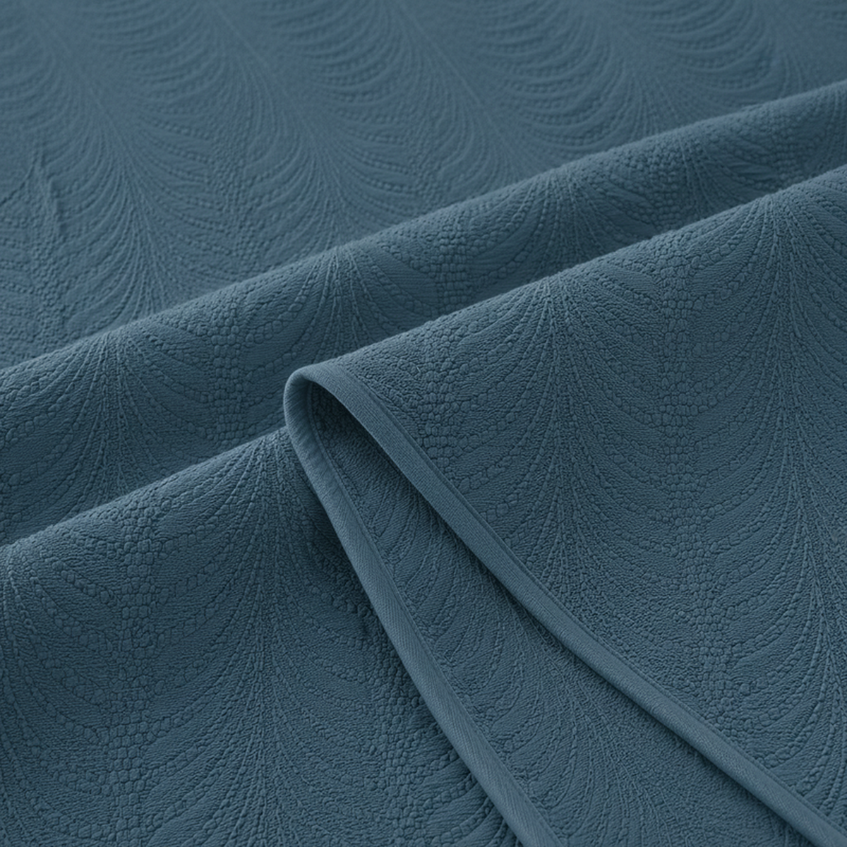 Detalhe do tecido e acabamento da Colcha BellaCorfu azul — BellaGoma